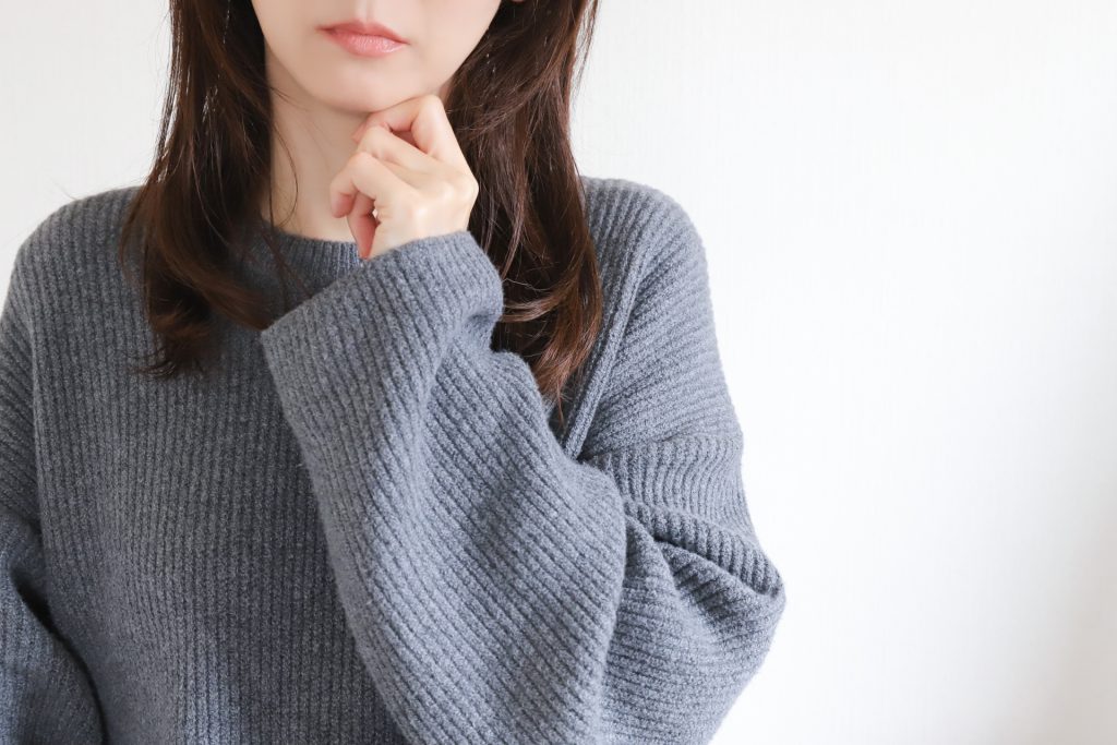 悩む女性