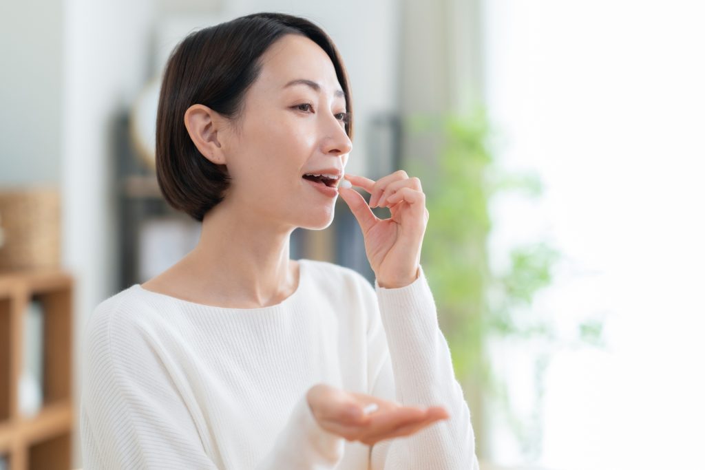 サプリメントを服用する女性