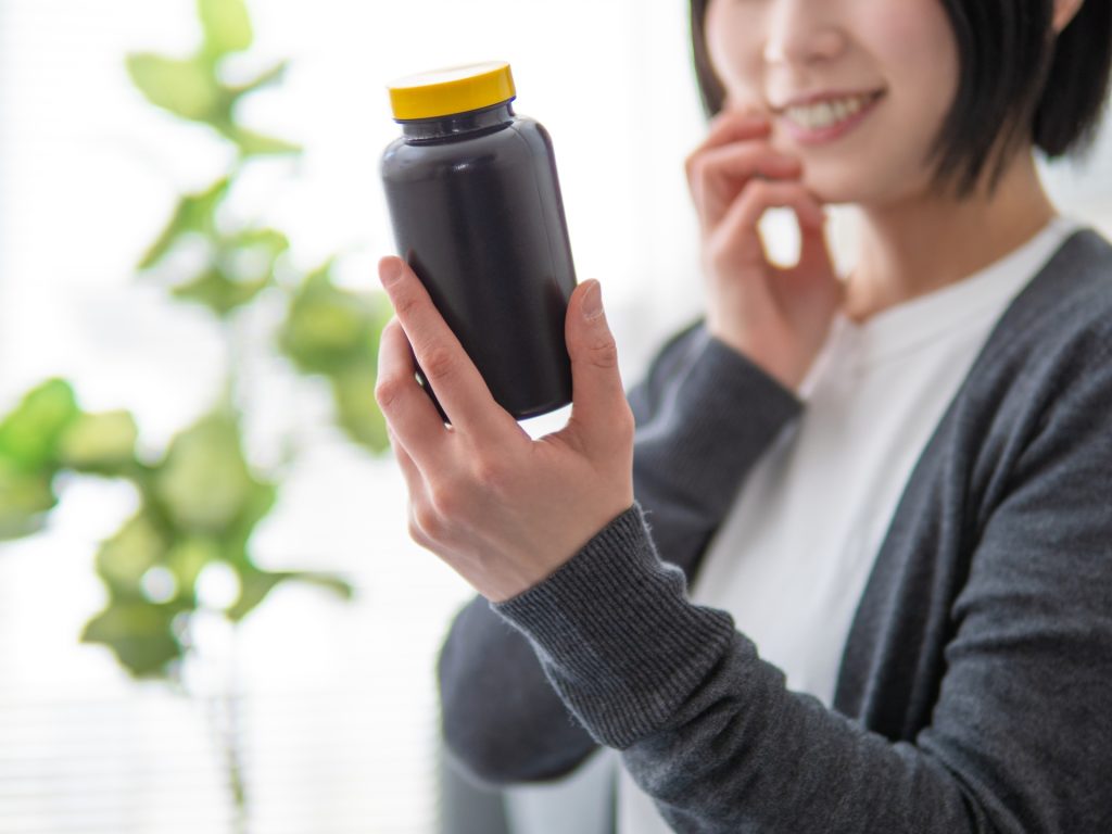 サプリメントを選ぶ女性