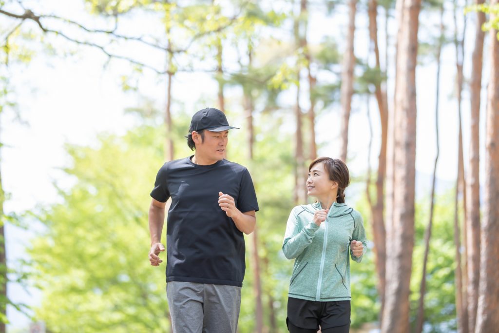 ジョギングをする男女