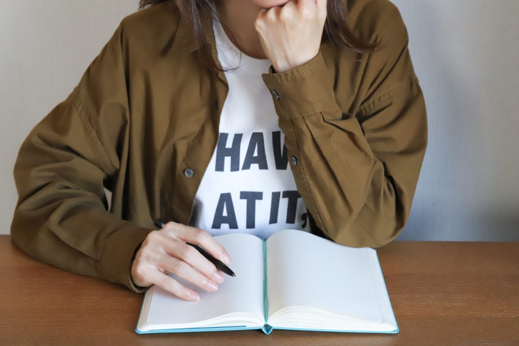 考え事をする女性