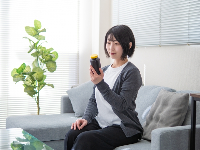 サプリの表示を見る女性