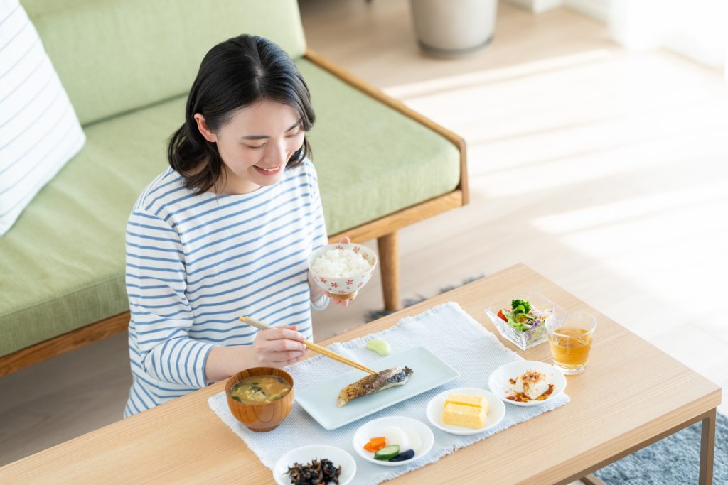 バランスのよい食事をする女性