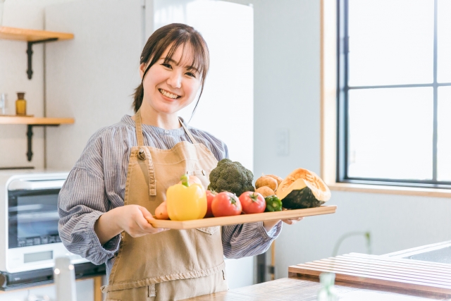 食材を持つ女性