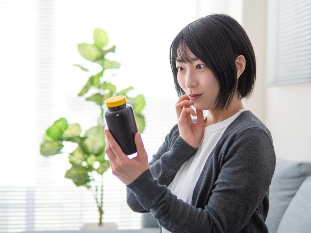 表示を確認する女性