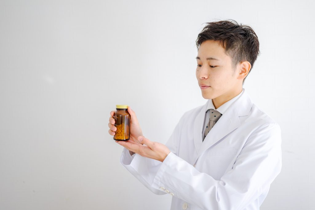 サプリを手に取る薬剤師