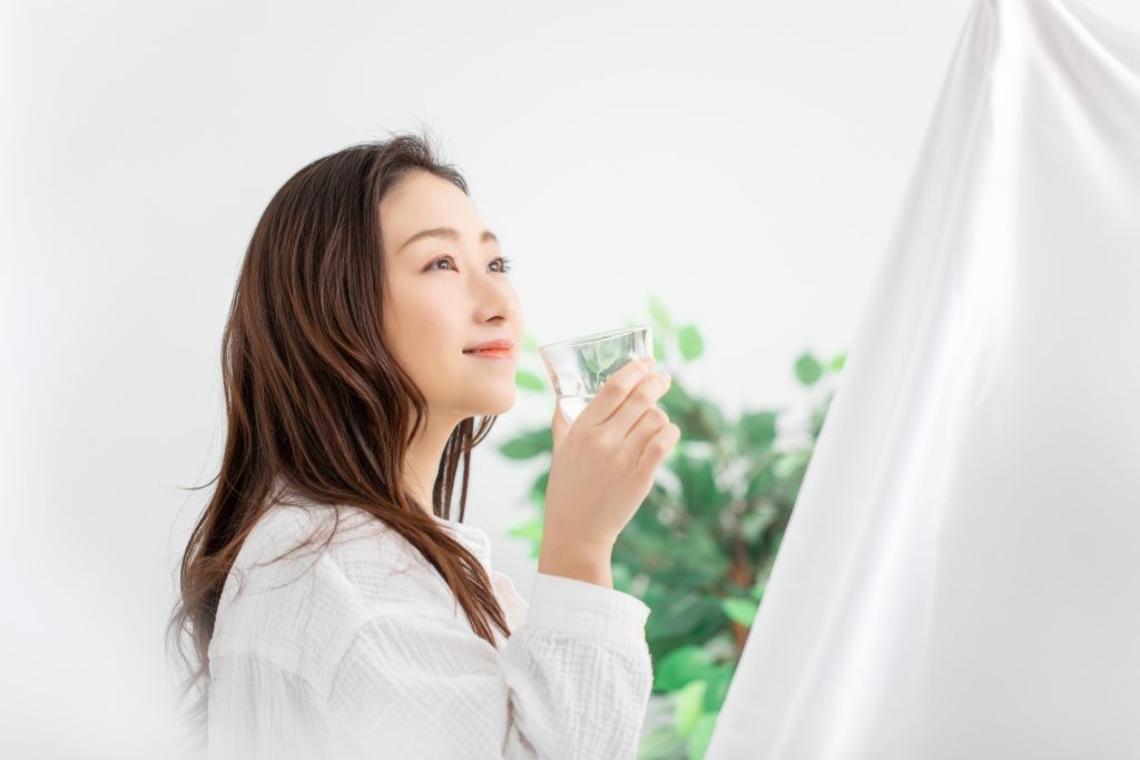 サプリメントを飲む女性