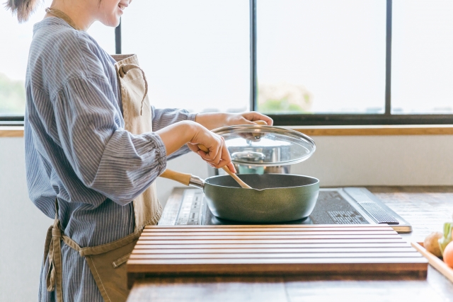 料理をする女性