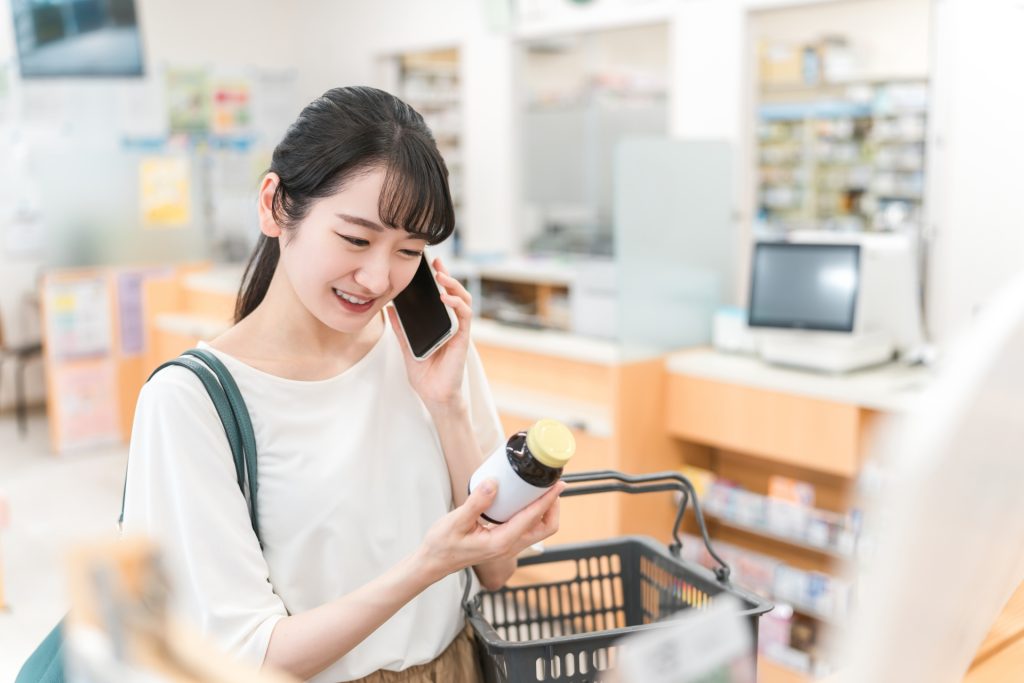 サプリを選ぶ女性
