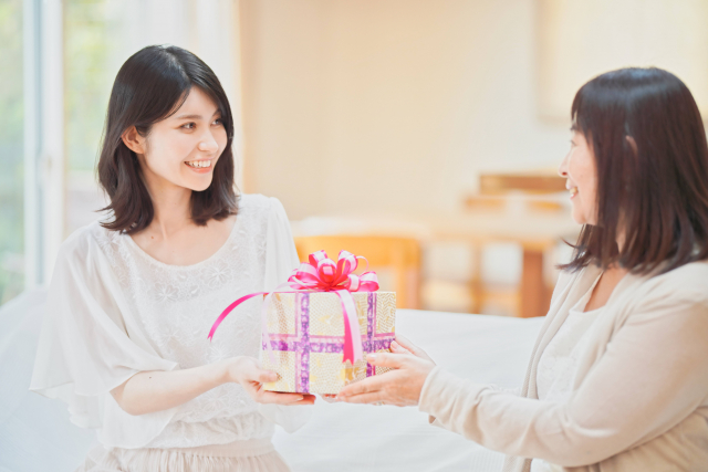 プレゼントを贈る家族