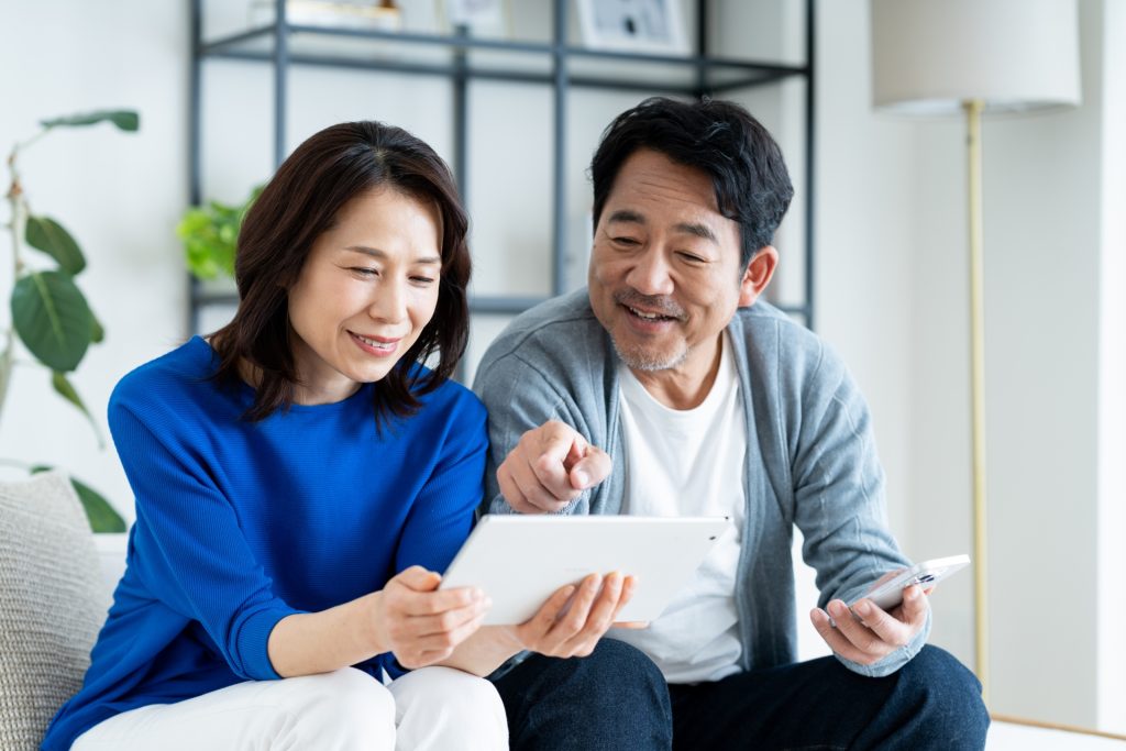 タブレットを楽しむ夫婦