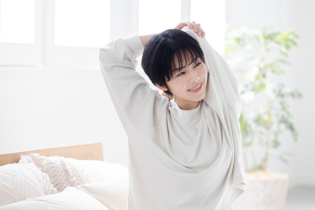 ストレッチをする女性