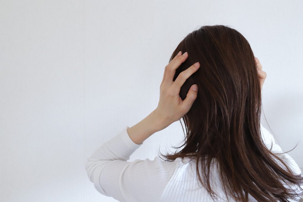 頭の不調で悩む女性