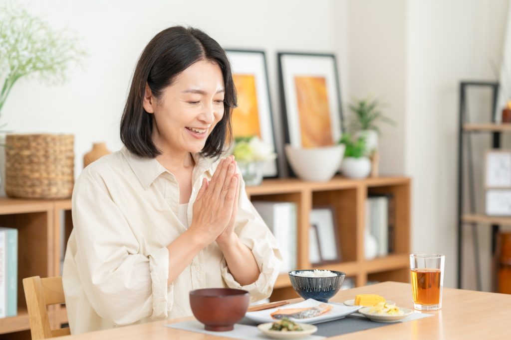 食事をとる女性