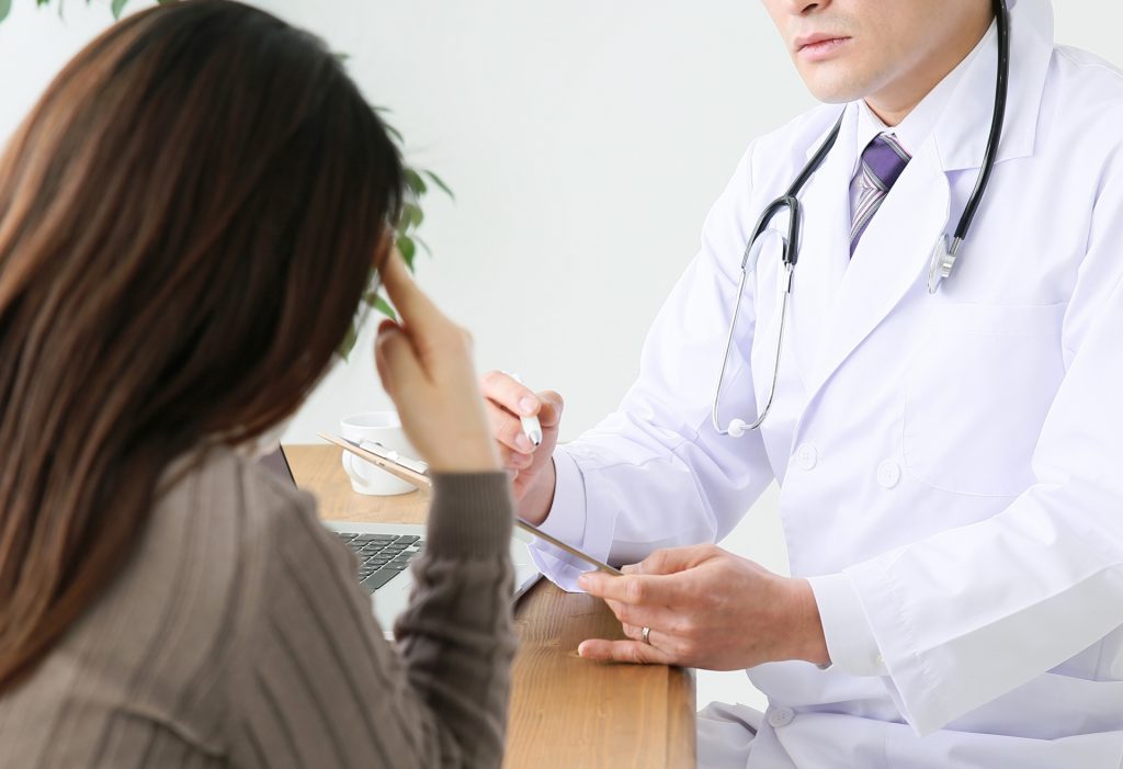 医師の診察を受ける女性