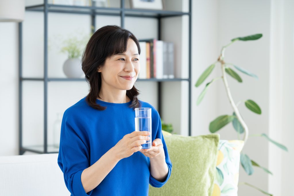 水分補給をする女性