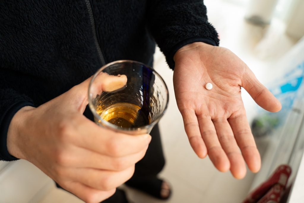 サプリメントを飲む男性