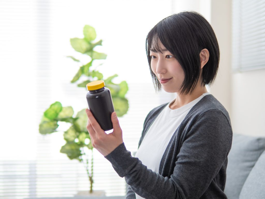 サプリメントの表示を見る女性