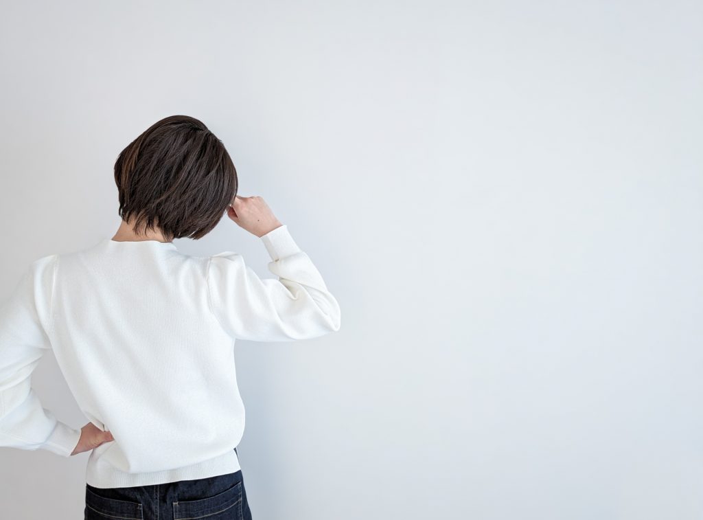 悩む女性