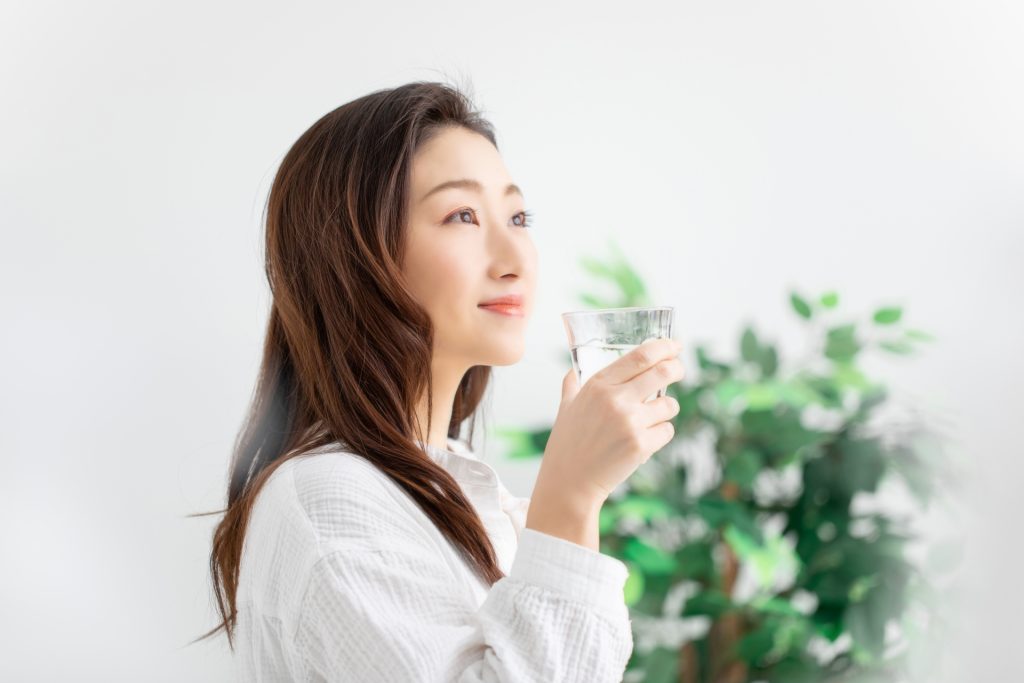 サプリメントを飲む女性