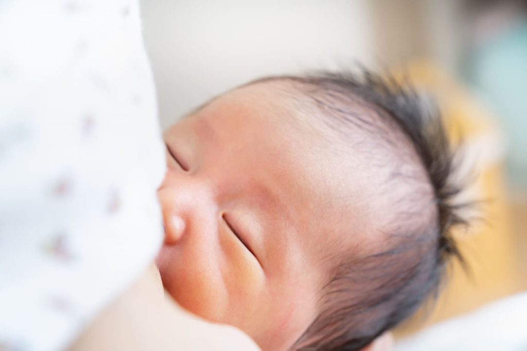 授乳中や授乳後は赤ちゃんの様子を観察する