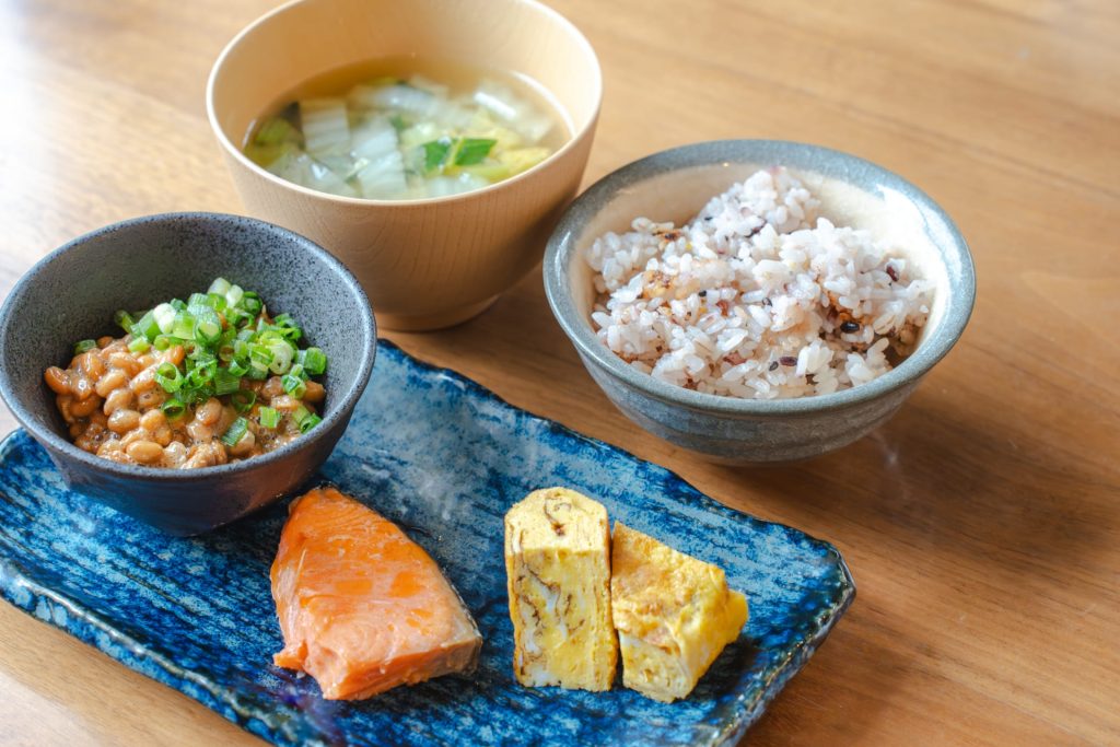 主食・主菜・副菜を揃えたバランスのよい食事