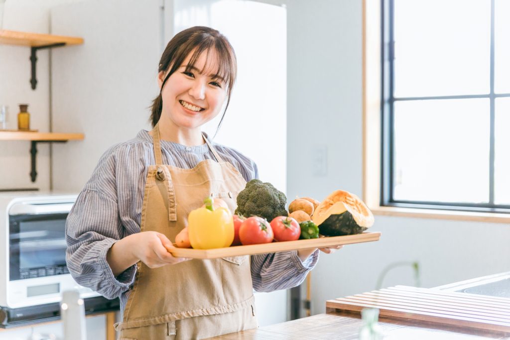 野菜を持つ女性